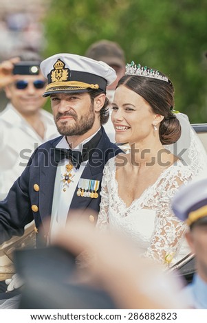 STOCKHOLM - JUN 13, 2015: Royal wedding at the carriage with Swedish prince Carl Philip Bernadotte and Princess Sofia (former Hellqvist)