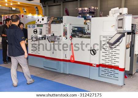 BANGKOK - AUGUST 1 :Unidentified people interesting with molding and injection machine at Pack Print and T-PLAS THAILAND on Aug 29,2015 in BITEC ,Bangkok, Thailand.