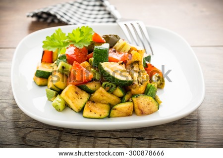 mixed grilled vegetables with toast: zucchinis, tomatoes and bell peppers.