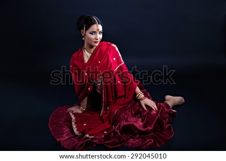 Beautiful young indian woman in traditional clothing and indian accessories
