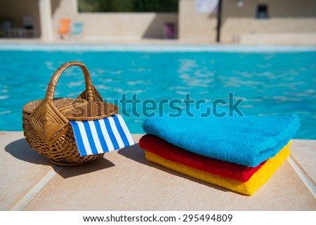 Towels and picnic at te swimming pool
