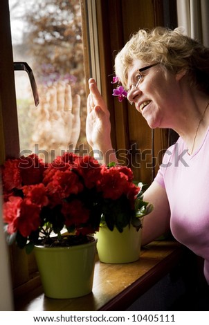 elderly woman is waving and happy with visit