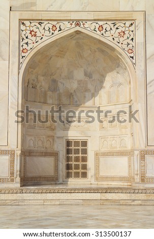 Decorative marble arch Taj Mahal, Agra, India.