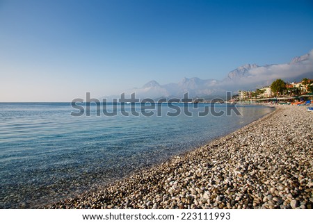 Turkey, Kemer, beach- sea- sun beds - mountains - clouds