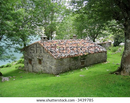 Hut picture taken in an Asturia\'s lake from the Europa peaks