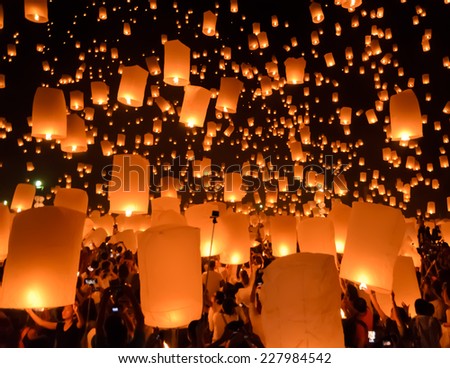 CHIANG MAI, THAILAND - OCTOBER 25 : Flaming lanterns festival or Yeepeng ceremony, traditional Lanna Buddhist annual ceremony on October 25, 2014 in Chiang Mai, Thailand.