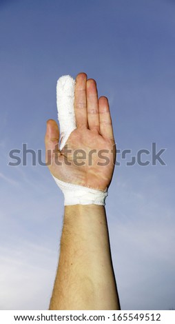A men shows his bandage hand in the air