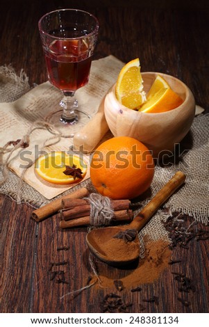 Mulled wine preparation, mulled wine with an orange, honey, cinnamon, a carnation and an anise