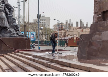 VLADIVOSTOK, RUSSIA - MAY 6, 2015: Workers wash the monument \
