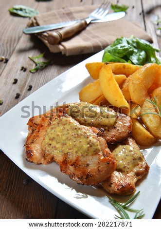 Turkey breasts with honey-mustard sauce and roasted potatoes