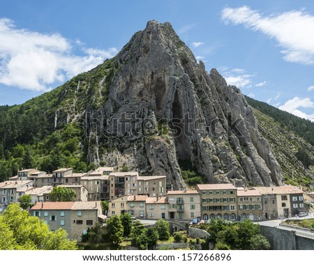 SIsteron (Alpes-de-Haute-Provence, Provence-Alpes-Cote d'Azur, France), old houses on the river