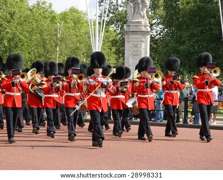 London - August 30: The Royal Guards Are Changing In The Buckingham ...