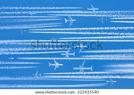Airplanes and contrails on air route caught during busy hours