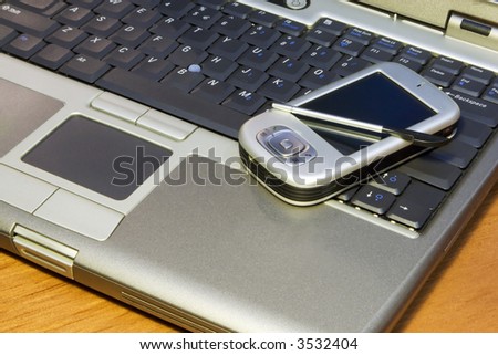 Office tools - A PDA and a laptop that can be used together to create a powerful office solution