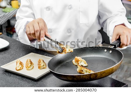 gyoza japanese dumplings in frying pan ez canvas