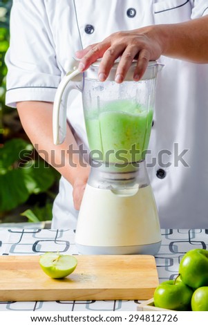 chef making smoothies green apple juice in Blenders