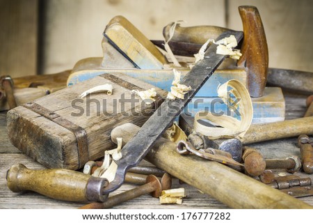 Old carpenter\'s hammer with other carpentry tools on wooden table