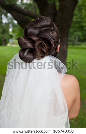 Beautiful bride posing in her wedding day, beauty wedding hairstyle