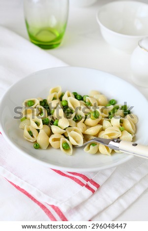 pasta with peas in bowl