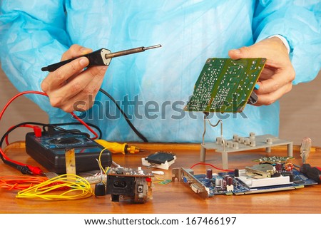 Master solder electronic board of device in the service workshop