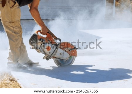 Precise Concrete Paving Sidewalk Removal by Construction Worker Using Diamond Blade Saw Foto stock © 