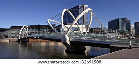 Modern Footbridge over the Yarra River at Melbourne\'s Convention and Exhibition Centre