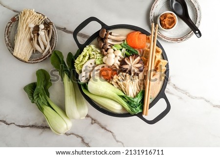 Foto Bild Chinesisches veganes Essen auf Holztisch