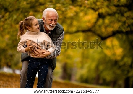 Similar – Foto Bild Großvater verbringt Zeit mit seiner Enkelin im Park an einem Herbsttag