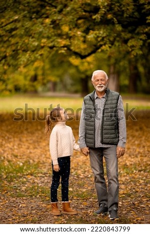 Similar – Foto Bild Großvater verbringt Zeit mit seiner Enkelin im Park an einem Herbsttag