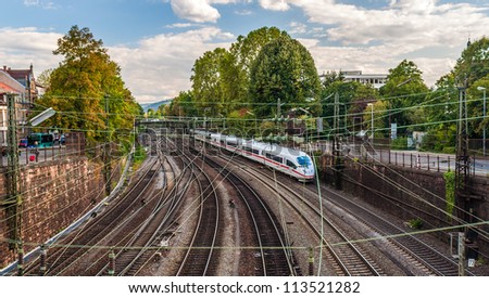 Foto Bild ICE Zug ist ein Strich in der Landschaft