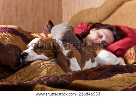 The sleeping woman and its dog in bedroom