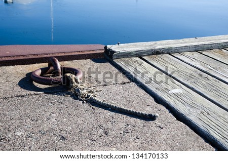 Mooring loop with a cut cord at a wooden and concrete pier