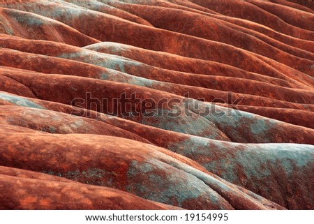 Drainage dunes of red clay and a layer of green clay.