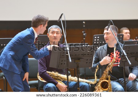 NOVOSIBIRSK, RUSSIA - OCTOBER 23, 2014: English jazz singer Anthony Strong talk with musicians during Sib Jazz Fest. The festival took place on October 23-25