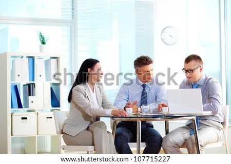 Business people collaborating at the round table indicating their equality