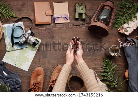 Similar – Foto Bild Nicht erkennbarer Wanderer, der mit Karte und Kompass in der Landschaft navigiert