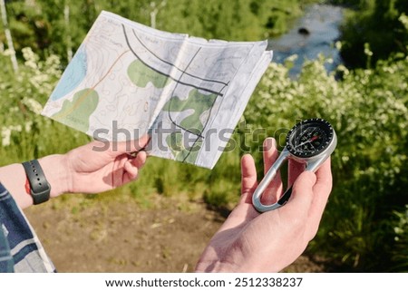 Similar – Foto Bild Nicht erkennbarer Wanderer, der mit Karte und Kompass in der Landschaft navigiert