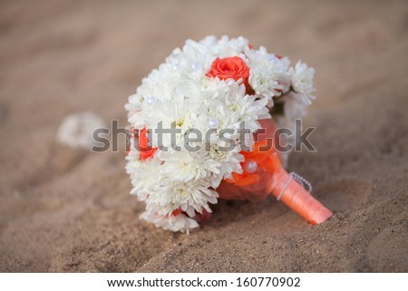 Bride wedding bouquet with autumn flowers. Marriage flowers bouquet at sea shore. Bridal flowers at beach. Orange and white wedding bouquet. autumn wedding decoration. beautiful bouquet