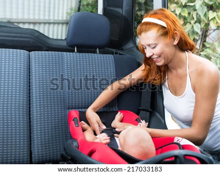 woman baby seats in the car seat