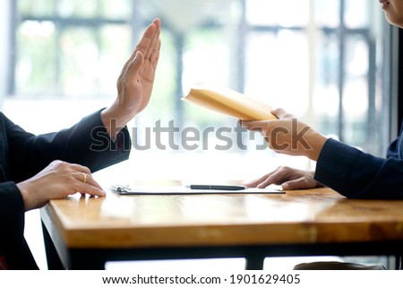 The officer refused to accept the money bribe envelope from the businessman the concept anti bribe or corruption Foto stock © 