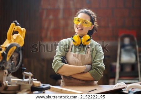 Young woman is training to be a carpenter in workshop. Foto d'archivio © 