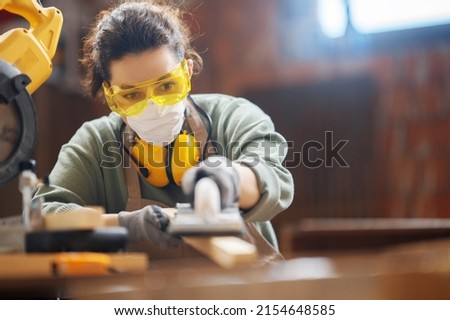 Young woman is training to be a carpenter in workshop. Foto d'archivio © 