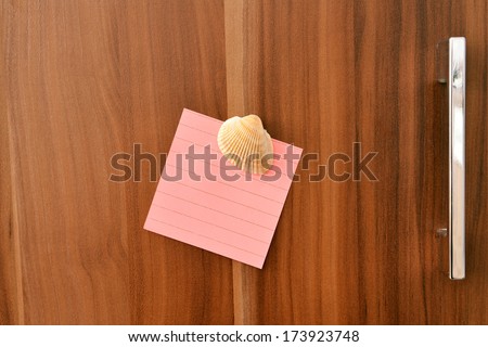 sheet from note pad of the rose colour on door of the closet