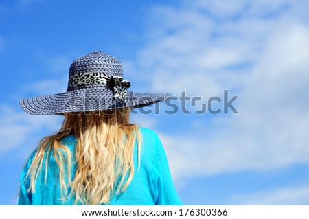 woman with a hat from behind