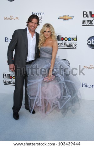 LAS VEGAS - MAY 20: Carrie Underwood, Mike Fisher at the 2012 Billboard Music Awards held at the MGM Grand Garden Arena on May 20, 2012 in Las Vegas, Nevada