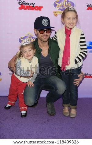 BURBANK - NOV 10: Joey Lawrence, daughters Liberty, Charleston at the premiere of Disney Channels' 'Sofia The First: Once Upon a Princess' at Walt Disney Studios on November 10, 2012 in Burbank, CA