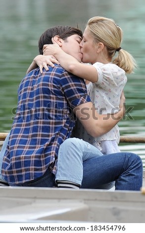 Justin Long, Drew Barrymore on location for GOING THE DISTANCE filming, Central Park, New York, NY August 6, 2009