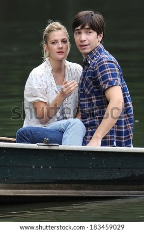 Drew Barrymore, Justin Long on location for GOING THE DISTANCE filming, Central Park, New York, NY August 6, 2009