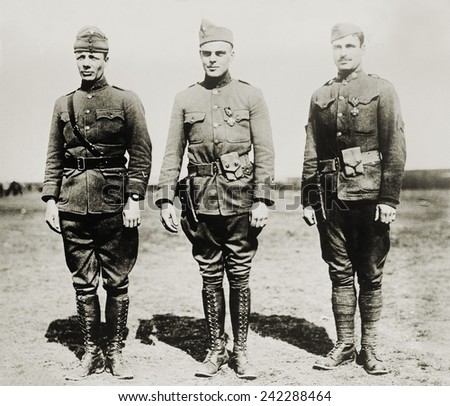 Major Theodore Roosevelt Jr. with two other soldiers, Lt. C.R. Holmes, and Sgt. J.A. Murphy during World War I. He would also serve with distinction as a Brigadier General in World War II. Ca. 1918. Stock fotó © 