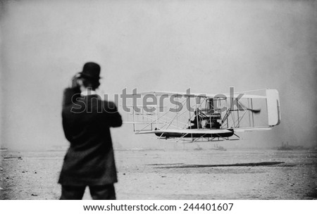 Wilbur Wright 1867-1912 takes off for a flight over New York harbor on Sept. 29 1909. Wilber made three flights including a 20 mile round trip from Governors Island to Grant's Tomb. Foto stock © 